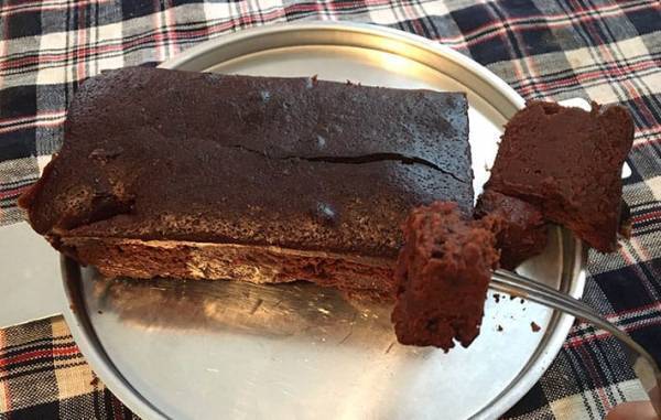 普通の『チョコレートケーキ』に見えるだろ？実はこれ…