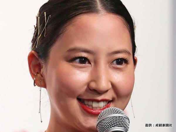 河北麻友子が夏らしいコーデでファンを魅了　真似できない美しさに注目