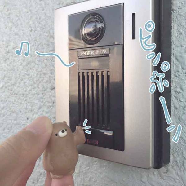 共有部のスイッチを代わりに押してくれる熊のフィギュアにほっこり