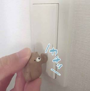 共有部のスイッチを代わりに押してくれる熊のフィギュアにほっこり