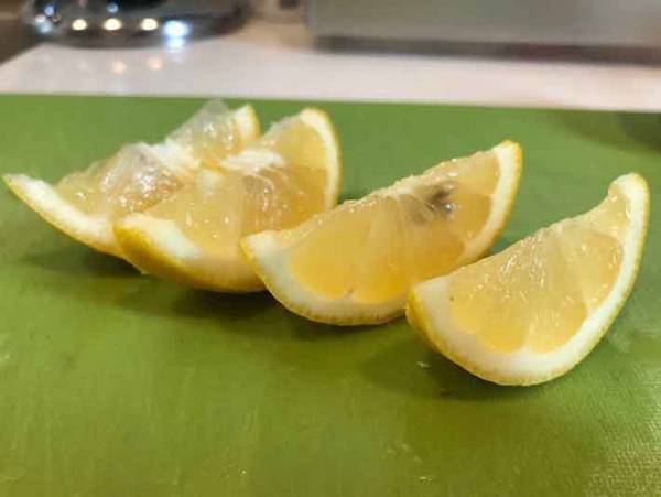 これお店で出てくるやつ！レモンを美しく切る方法