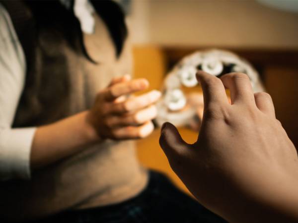 「怖すぎる」　突然カラオケルームに知らない男が入ってきて…？