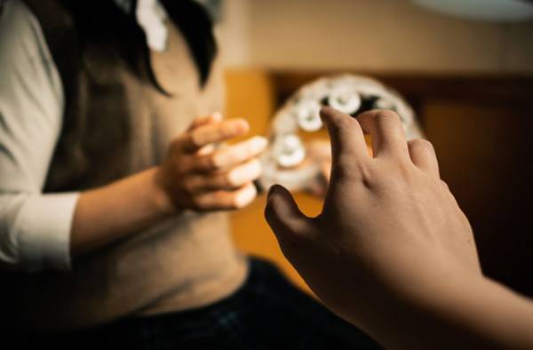 「怖すぎる」　突然カラオケルームに知らない男が入ってきて…？