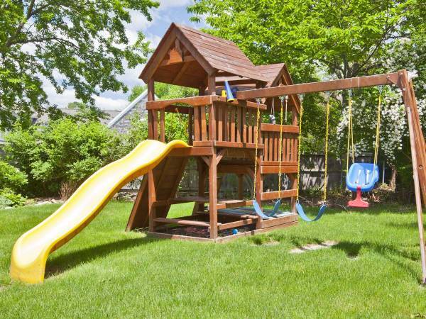 人の家の庭の遊具で勝手に遊ぶ親子　動画に好意的な声が寄せられた理由は？