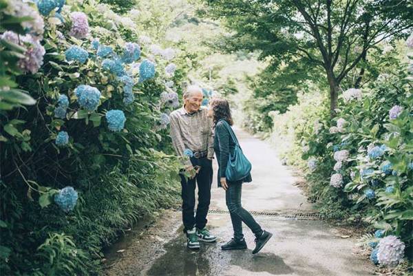 孫がカメラを構えたら？　おばあちゃんがキスしようとした瞬間の写真に大反響