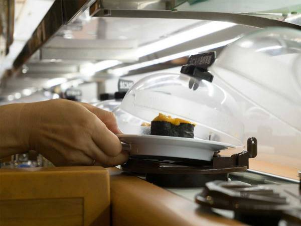 くら寿司で食事していると…　各テーブルまで商品を売り歩く『店員』の姿に衝撃！