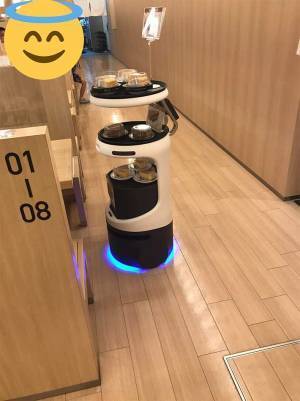 くら寿司で食事していると…　各テーブルまで商品を売り歩く『店員』の姿に衝撃！