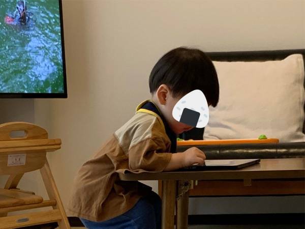 テーブルのiPadで遊ぶ子供だけど…？　まさかの『全貌』に、２９万人が笑撃！