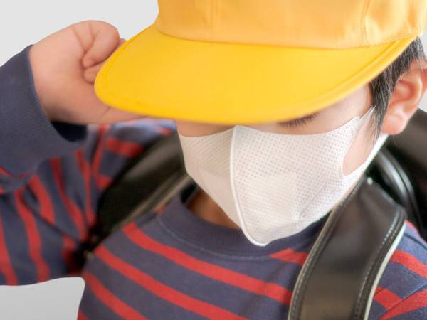 マスクの紐が切れてしまった小学生　未着用で登校していると『マスク警察』が…