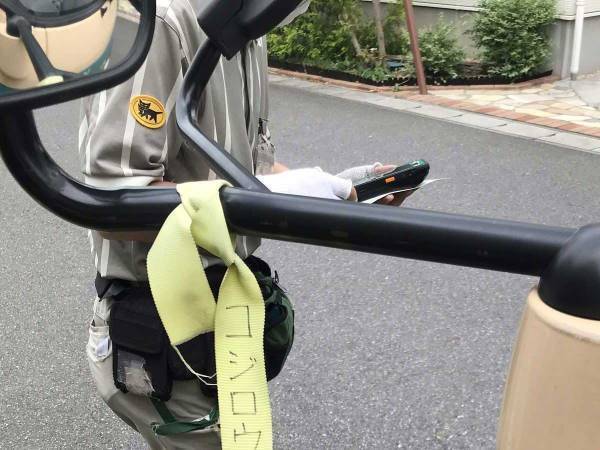 クロネコヤマトの車に謎のリボンが　書かれていた『要注意人物』の名前に「えっ」