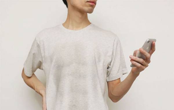 うっすら透けて見える身体にドキっ！汗ばんだTシャツ…と思いきや