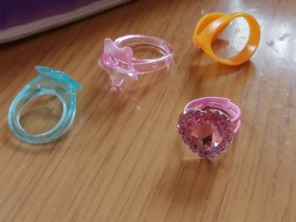 ３歳娘のおもちゃの指輪を見た母親　すると、買った覚えのないものが混ざっていて…？