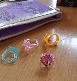 ３歳娘のおもちゃの指輪を見た母親　すると、買った覚えのないものが混ざっていて…？