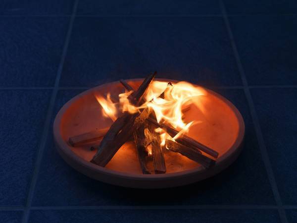 お盆の迎え火や送り火はいつ、何時頃行えばいい？　意味ややり方は