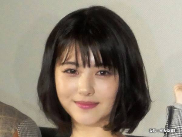 浜辺美波がタンクトップで寝転んだ『セクシーショット』を公開！　「いつの間に大人な女に…」