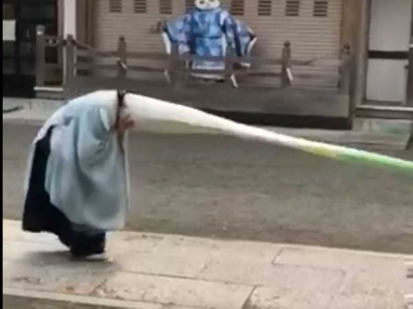 神社で撮影された『茅の輪くぐり』　異様な動画に「ネタ的に好き」「笑った」