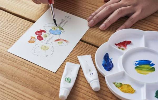 一見、普通の絵の具　でも使ってみると…「こんなの初めて！」「素敵すぎ」