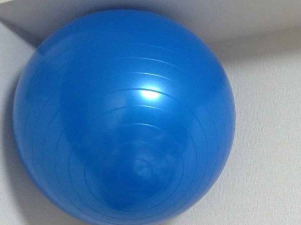 え、こんなところに収納できるの？バランスボールがはまる意外な場所