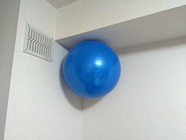 え、こんなところに収納できるの？バランスボールがはまる意外な場所