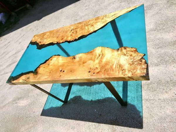 思わず見とれる人、続出！　テーブルに蒼い川が流れる？！