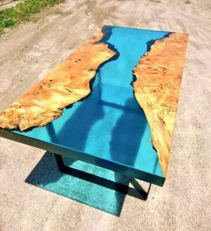 思わず見とれる人、続出！　テーブルに蒼い川が流れる？！