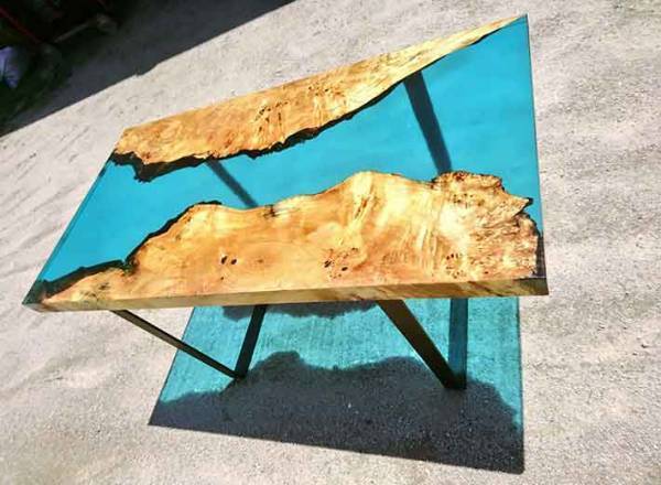 思わず見とれる人、続出！　テーブルに蒼い川が流れる？！