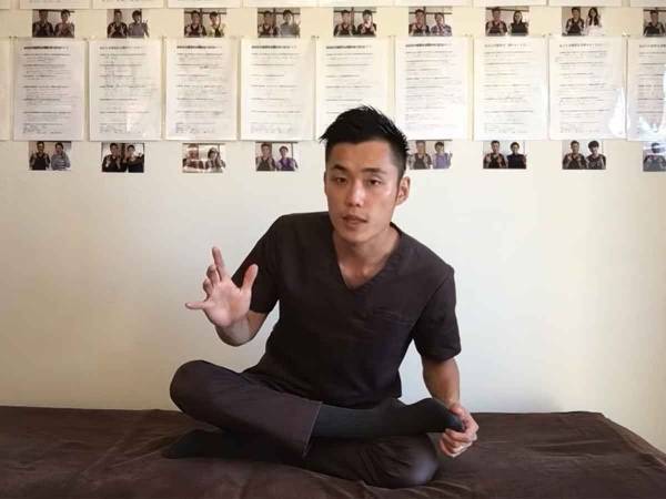 整体師が教える！ベッドや床でできる腰痛予防ストレッチとは？