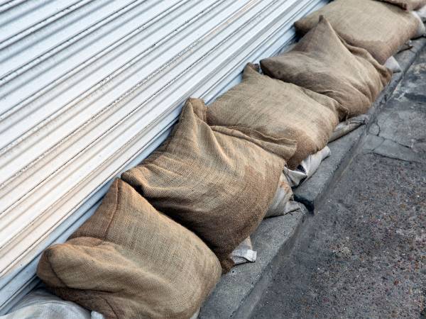 『土のう』がない時は…　警視庁が教える『防災知識』に反響　「ためになる」