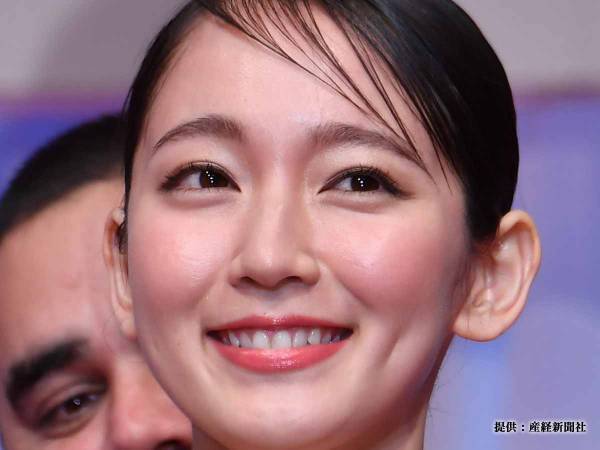 吉岡里帆の悩殺ポーズにキュン！　谷間チラリな１枚にファン「嫌なこと忘れた」