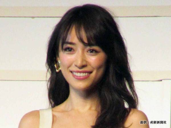 泉里香、色気ムンムンな生足でファンを魅了！　「素晴らしいボディ」