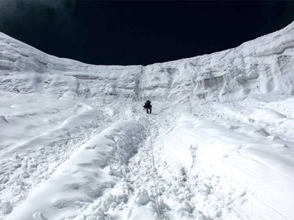 標高７千ｍの『空の色』は？　極地で撮影された４枚に、思わず息を呑む　「吸い込まれそう」
