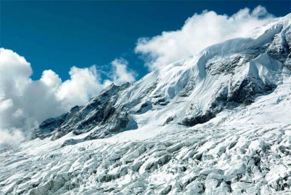 標高７千ｍの『空の色』は？　極地で撮影された４枚に、思わず息を呑む　「吸い込まれそう」