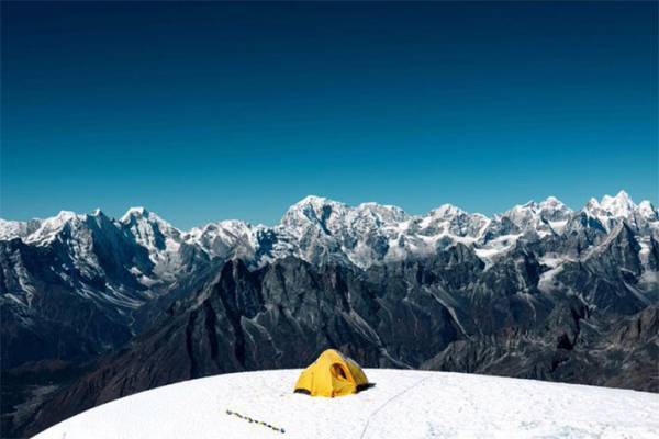 標高７千ｍの『空の色』は？　極地で撮影された４枚に、思わず息を呑む　「吸い込まれそう」