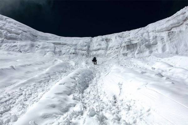 標高７千ｍの『空の色』は？　極地で撮影された４枚に、思わず息を呑む　「吸い込まれそう」