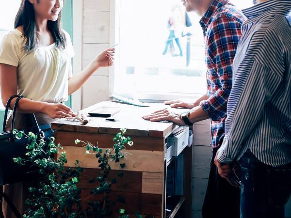 客の上着に猫の毛が…　新米美容師がとった行動に称賛の声が続出