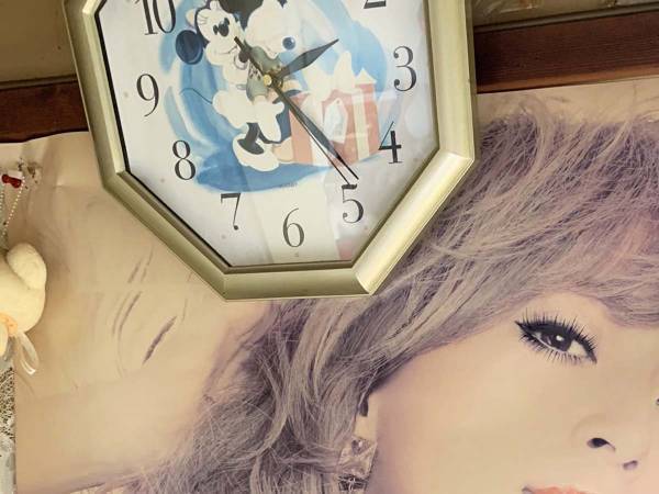 実家の古いポスターをよく見てみたら…？　違和感の正体に「最高の父」「笑った」