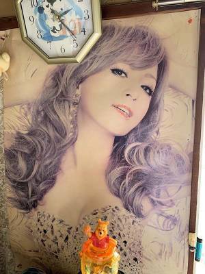 実家の古いポスターをよく見てみたら…？　違和感の正体に「最高の父」「笑った」