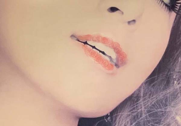 実家の古いポスターをよく見てみたら…？　違和感の正体に「最高の父」「笑った」