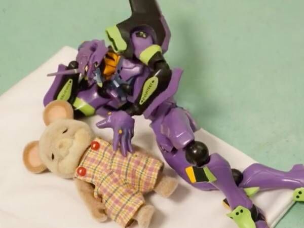 「吹いた」「めっちゃリアル」　子供を寝かしつける母親の動きを人形で表現すると…？