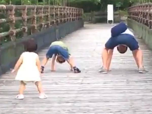 父と兄のポーズを見た娘が…？　母親が思わず吹いた光景がコチラ