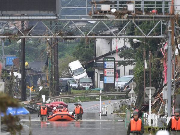 「感謝しかない」「そういう使い方があったとは」　急流下りに使うボートで被災者救出