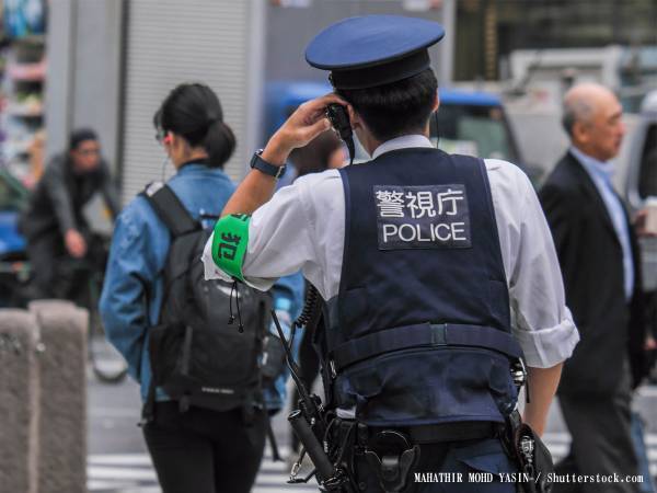 どんな要人なんだろう…　警察官の護衛付きのお引っ越しをしていた小さな住民とは？