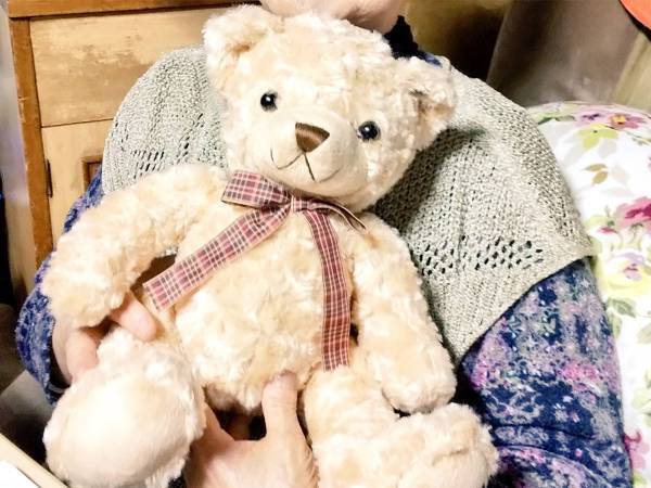 祖母が熊のぬいぐるみを『犬』と呼ぶ理由に「納得」の声が続出！そのワケが…