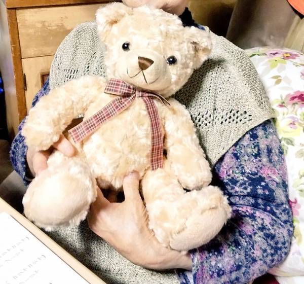 祖母が熊のぬいぐるみを『犬』と呼ぶ理由に「納得」の声が続出！そのワケが…