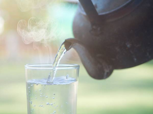 知らないと怖い、食中毒　スポーツドリンクをヤカンにいれると命の危険も