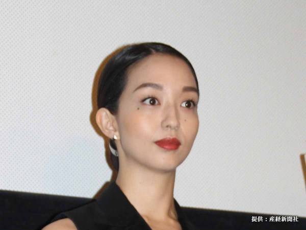 松島花、背中がぱっくり開いた私服ショットを公開！　ファン「まさに、動く美術品」と絶賛