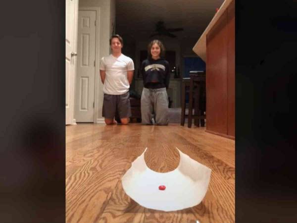 キャンディーを目指して『イモムシレース』をしたら　予想外の結末に爆笑！