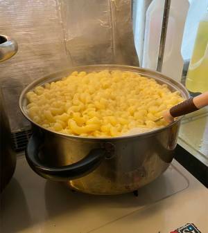 ゆで上がったマカロニを見て、あ然…　なぜなら？　「事件です」「笑った」