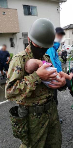 自衛隊員が助けた命　『救助中の１枚』に「これが本当の英雄」「泣いた」