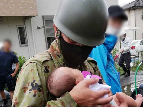 自衛隊員が助けた命　『救助中の１枚』に「これが本当の英雄」「泣いた」